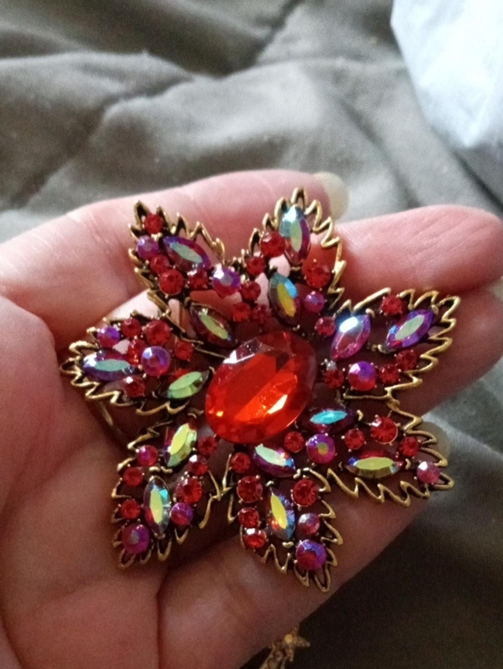 Iridescent Raspberry Rhinestone Star Brooch - Picture 4 of 4